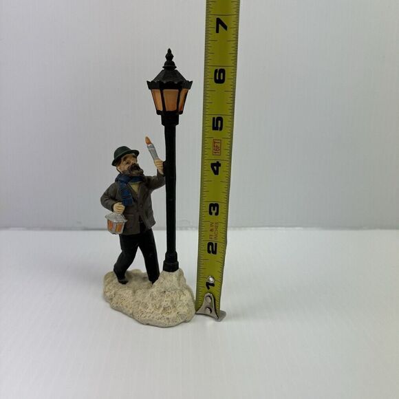 Mervyn's Village Square Man Lighting Lamppost 1993 Figurine Vintage Christmas - Picture 8 of 10